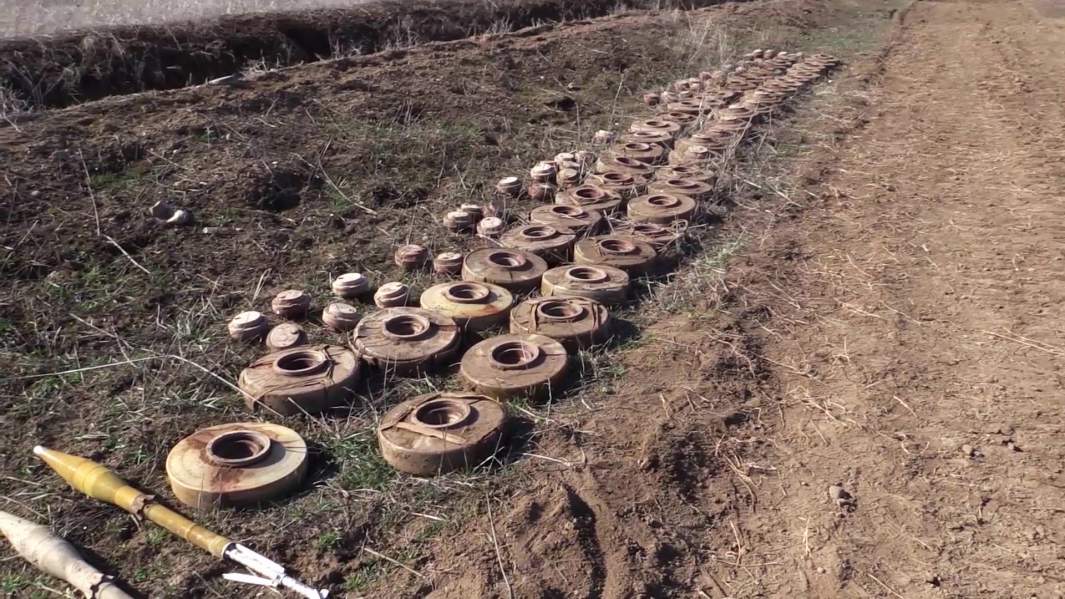 Мины, обнаруженные сотрудниками сводной группировки МЧС России при обследовании и разминировании территории в Нагорном Карабахе