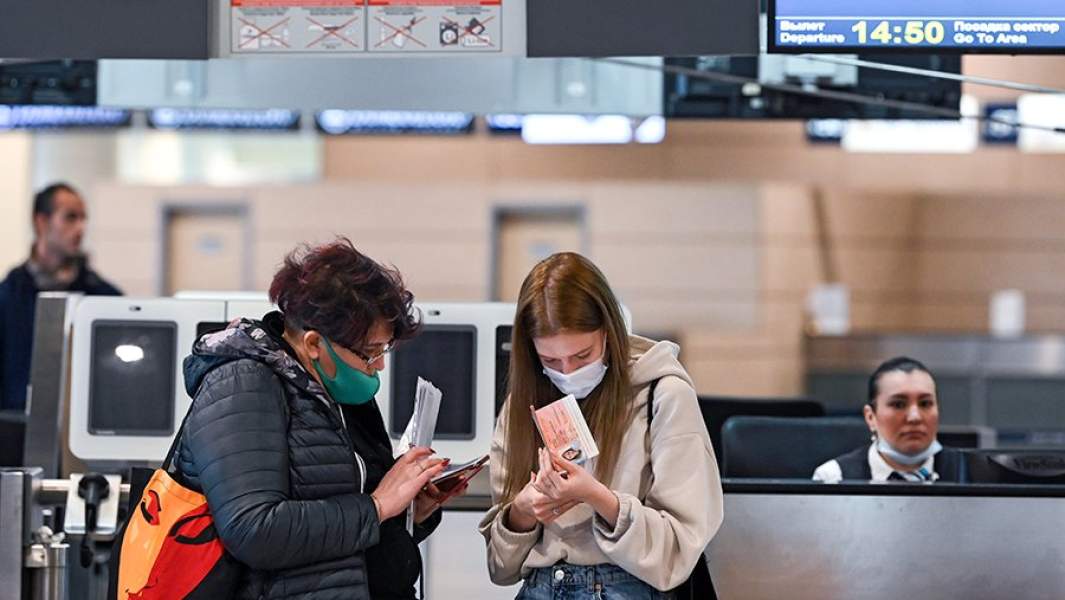 Женщины у стойки регистрации в аэропорту Домодедово