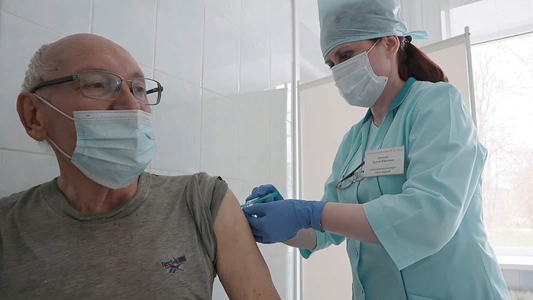 Мужчина вакцинируется российской вакциной против коронавирусной инфекции "КовиВак" Центра имени М. П. Чумакова
