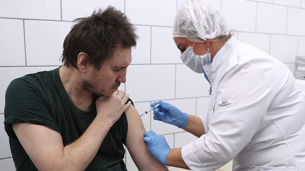 Мужчина вакцинируется от COVID-19