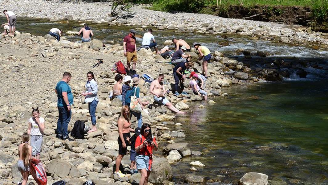 Отдыхающие в каньоне «Чертовы ворота» на реке Хоста в Сочи