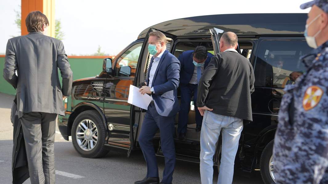 Министр здравоохранения РФ Михаил Мурашко (в центре) и министр просвещения РФ Сергей Кравцов (слева)