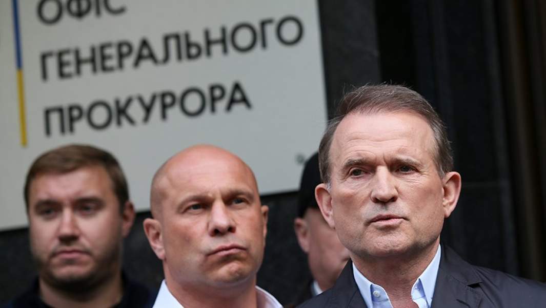 Виктор Медведчук дает интервью возле офиса генерального прокурора в Киеве