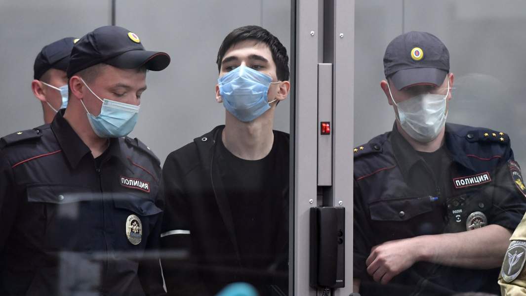 Ильназ Галявиев, подозреваемый в нападении на школу и стрельбе, в результате которых погибли семеро детей и двое взрослых, в зале заседаний Советского районного суда Казани
