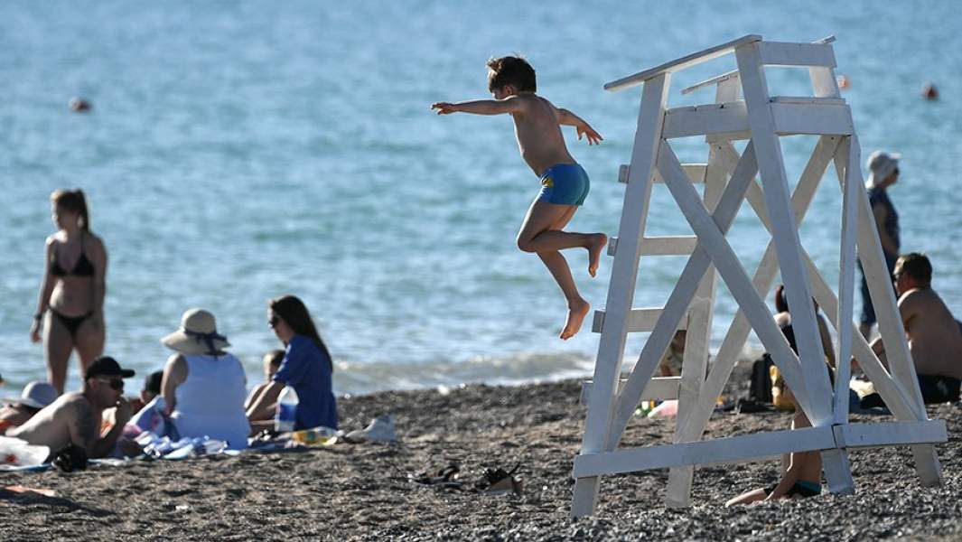 Отдыхающие на пляже в курортном поселке Новофедоровка Сакского района в Крыму