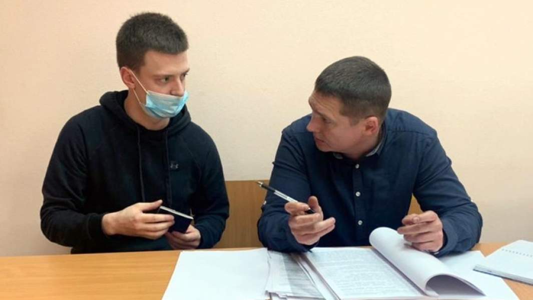 Слева – блогер Андрей Бурим (Mellstroy), обвиняемый в нанесении побоев девушке, во время рассмотрения в отношении него уголовного дела в Пресненском районном суде Москвы