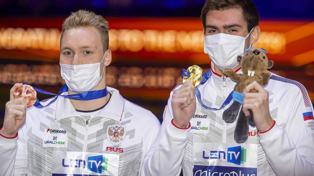 Справа налево: Климент Колесников, завоевавший золотую медаль, и Андрей Минаков, завоевавший бронзовую медаль в финальном заплыве на 100 метров вольным стилем среди мужчин на чемпионате Европы по водным видам спорта в Будапеште