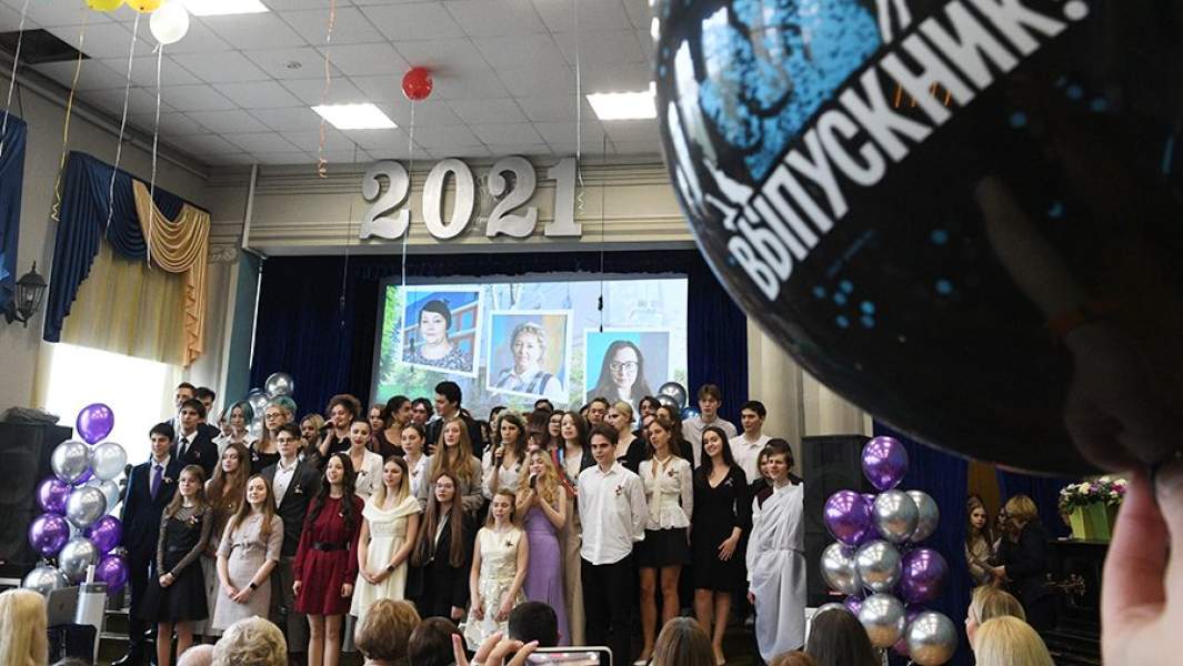 Выпускники во время последнего звонка в школе № 1252 в Москве