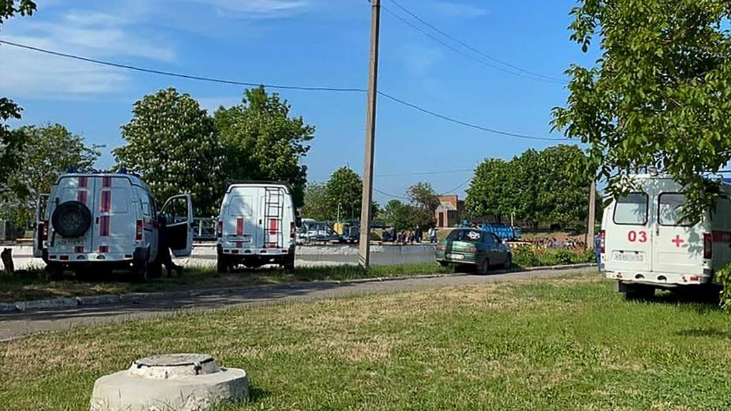 Автомобили скорой помощи и МЧС РФ у очистных сооружений канализации в Ростовской области, где произошла авария