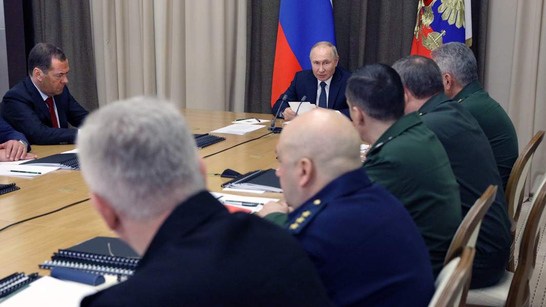 Президент РФ Владимир Путин и заместитель председателя Совета безопасности РФ Дмитрий Медведев во время совещания по вопросам Гособоронзаказа с руководством министерства обороны РФ и представителями предприятий оборонно-промышленного комплекса