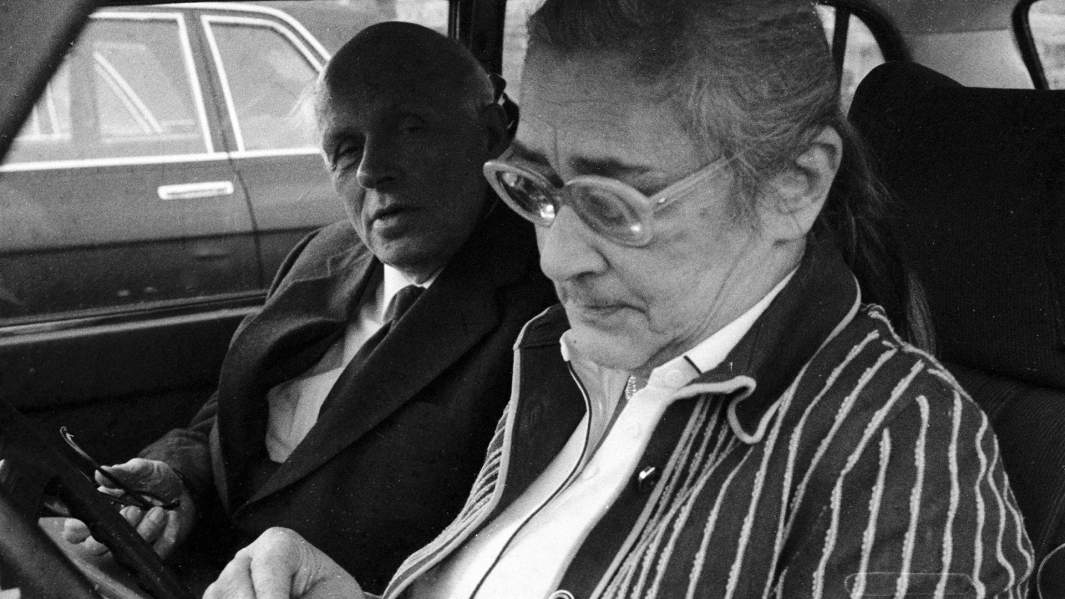 Народный депутат СССР, академик Андрей Сахаров (на заднем плане) с супругой Еленой Боннэр