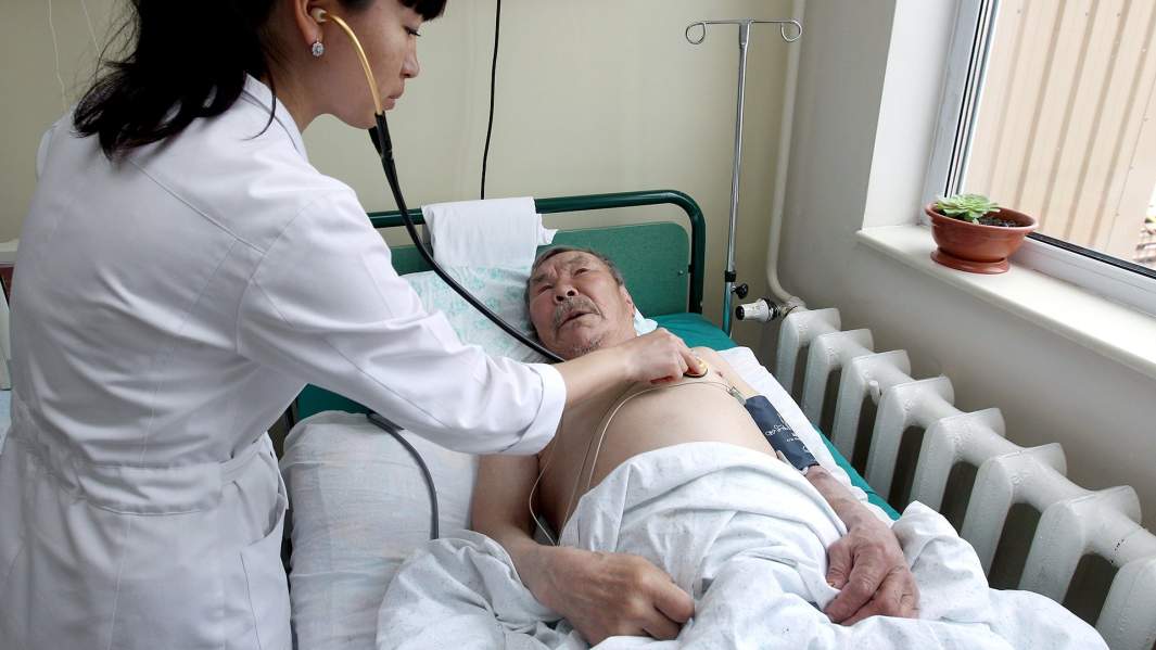 Врач осматривает пациента в районной больнице поселка Лаврентия Чукотского района Чукотского автономного округа