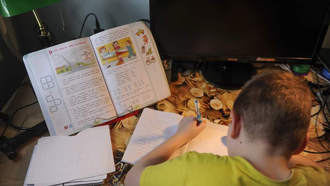 Ребенок с ДЦП делает уроки