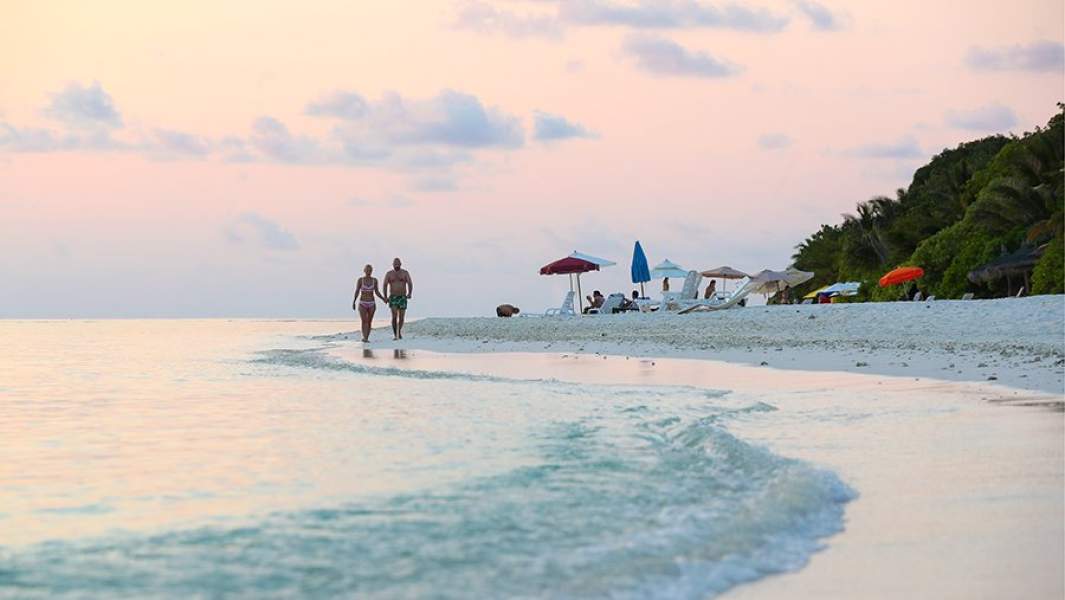 Отдыхающие на острове на Мальдивах