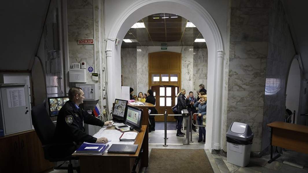  Пункт охраны при входе в здание гимназии №1520 имени Капцовых в Леонтьевском переулке