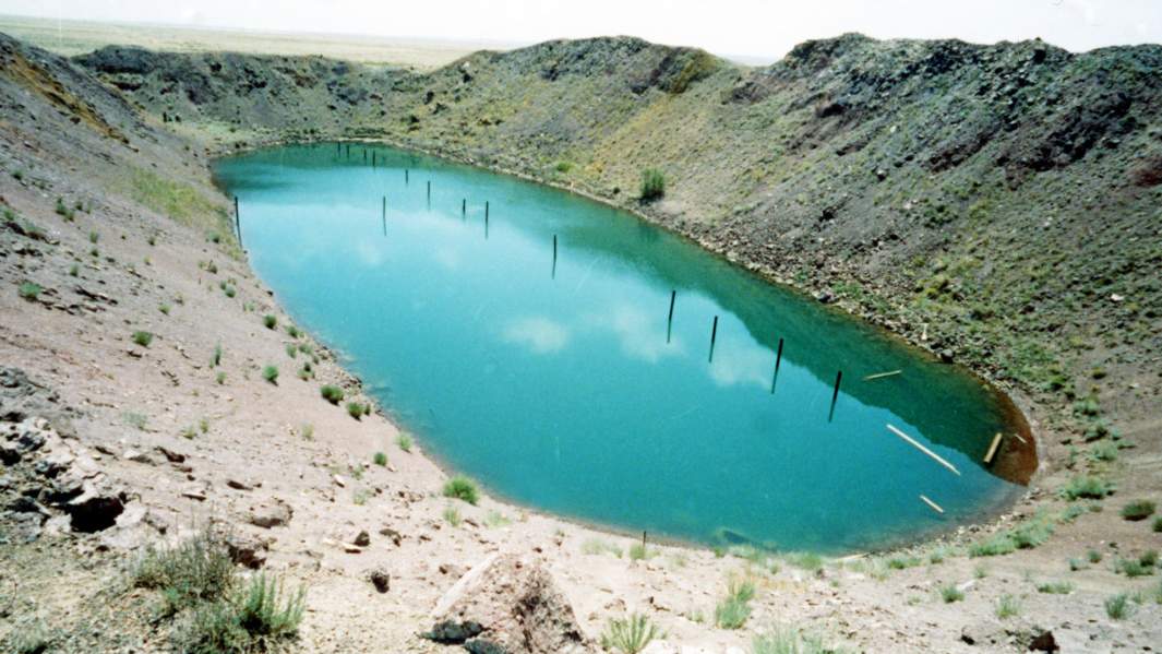 Воронка, образовавшаяся в результате подземного ядерного взрыва на Семипалатинском полигоне, где было проведено успешное испытание первой советской термоядерной бомбы РДС-6 в 1953 году