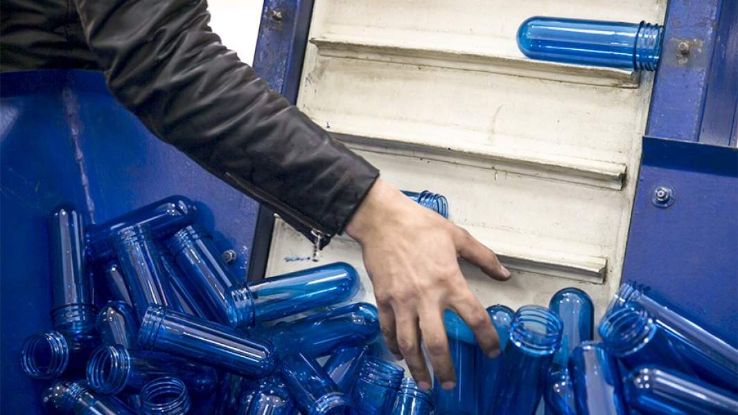 На заводе по розливу минеральной воды