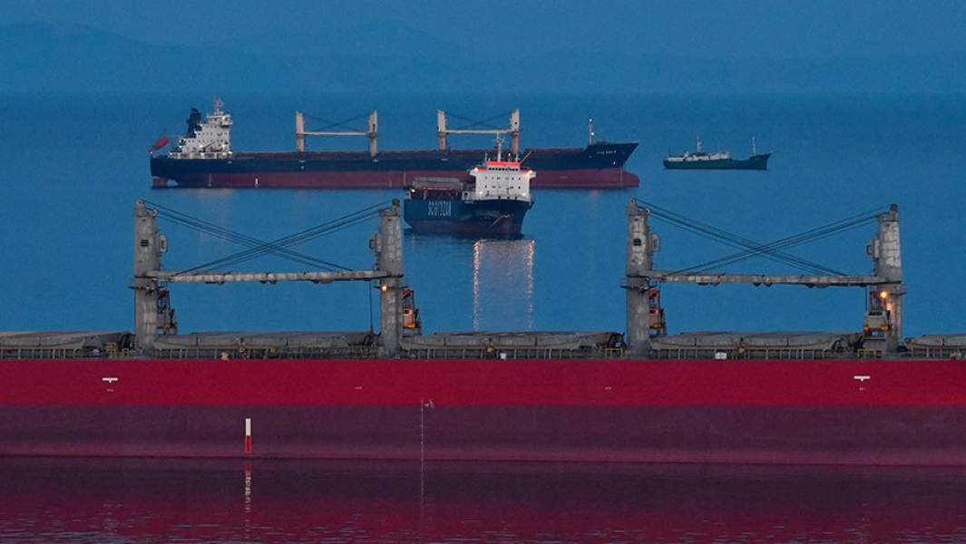 Грузовое судно на рейде