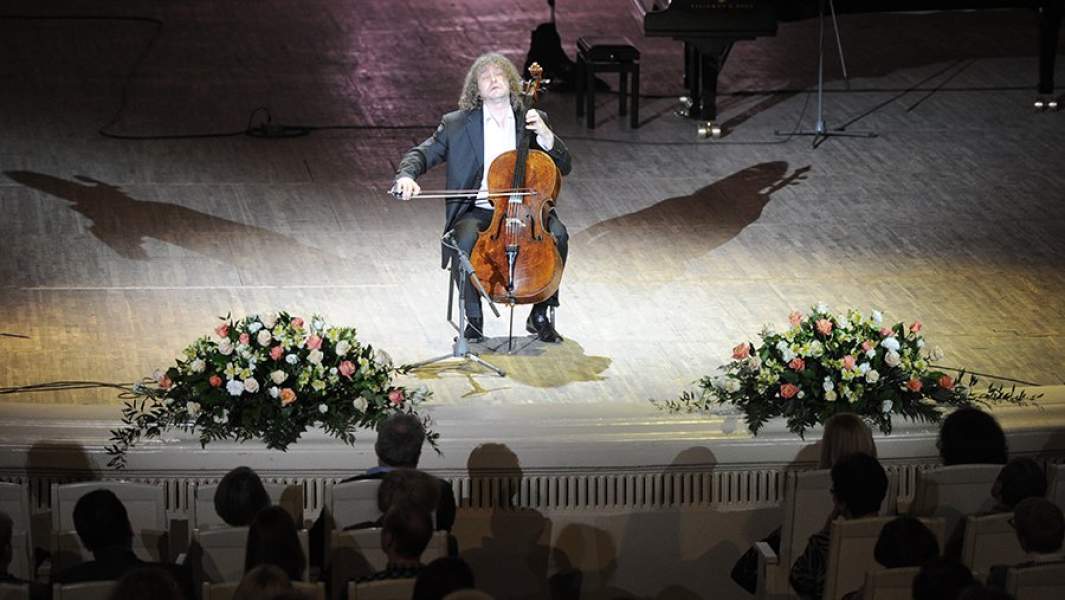 Виолончелист Александр Князев во время выступления на концерте «Приношение Мстиславу Ростроповичу» в рамках III Международного Фестиваля Мстислава Ростроповича в Концертном зале имени П. И. Чайковского