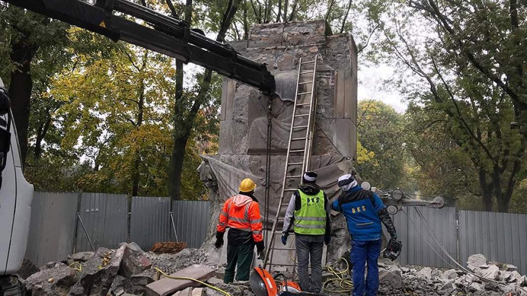 демонтаж памятника Благодарности Красной армии в Варшаве
