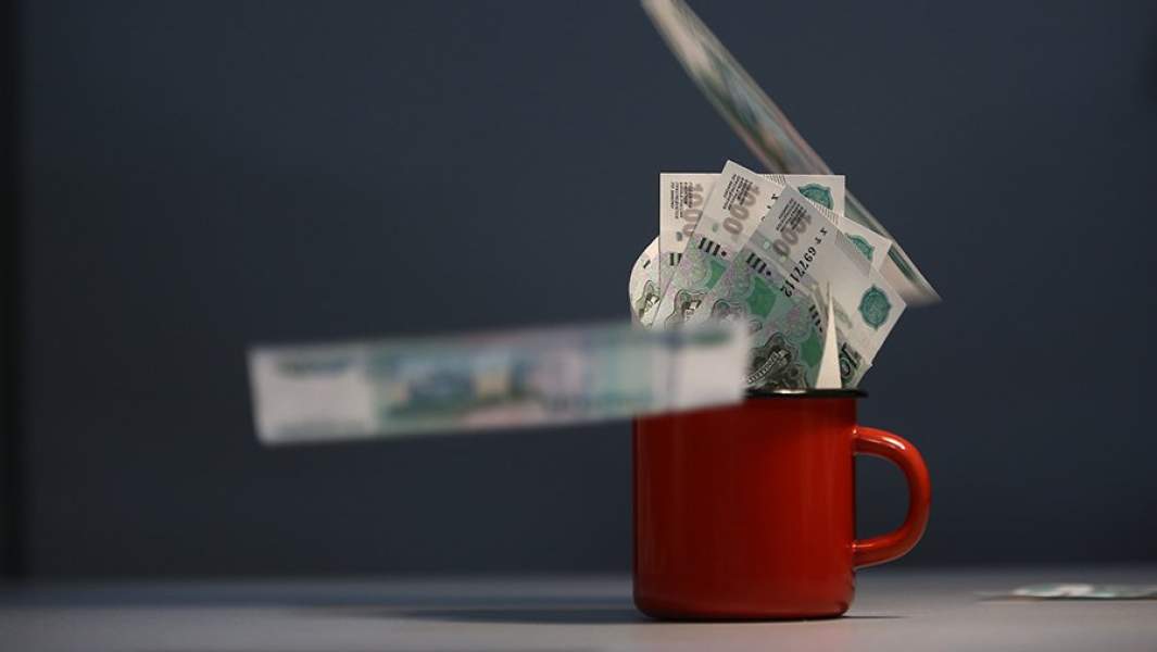 деньги в кружке