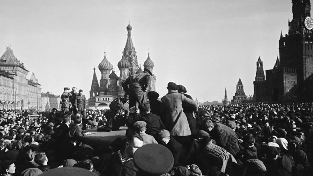 Участники празднования на Красной площади окончания Великой Отечественной войны после известия о безоговорочной капитуляции фашистской Германии,9 мая 1945 г.