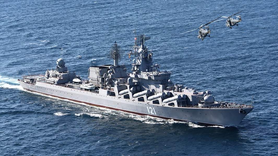 Ракетный крейсер "Москва" во время военных учений "Кавказ 2012" в Черном море