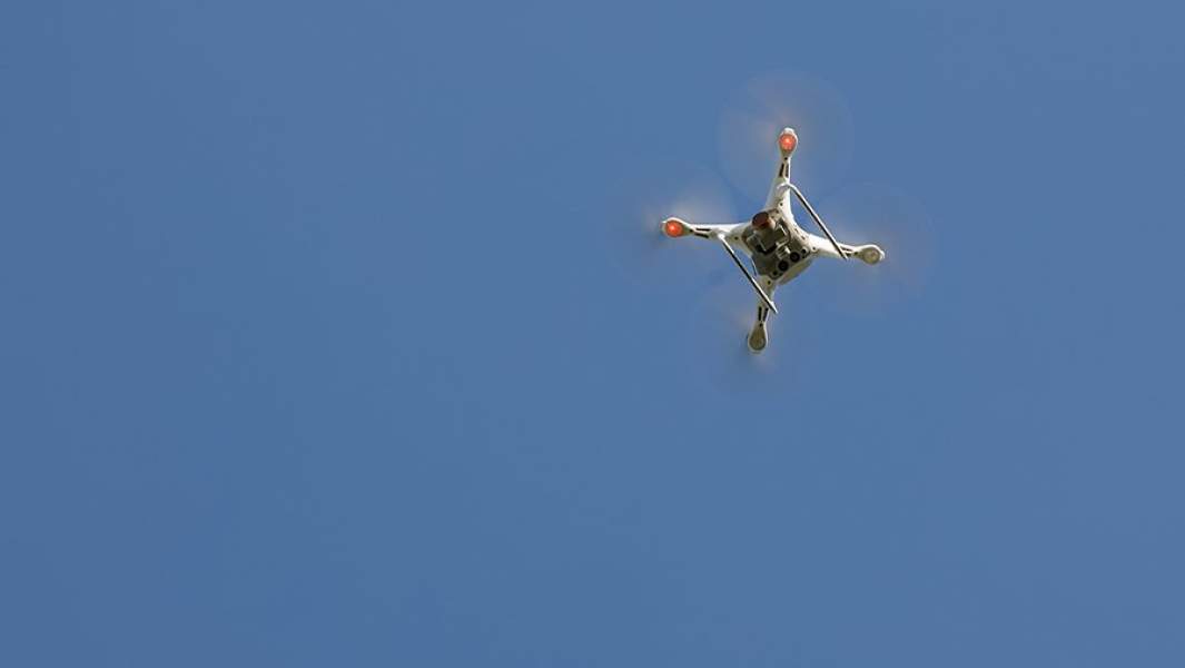 квадрокоптер в небе