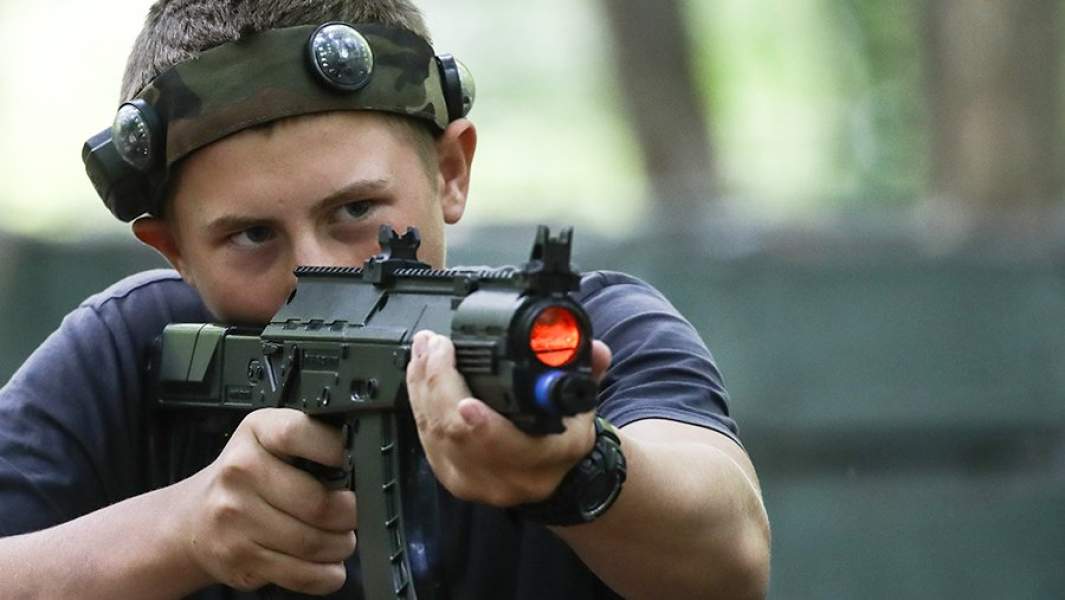 Мальчик во время игры в лазертаг в военно-патриотическом «Лагере настоящих героев», Кубинка