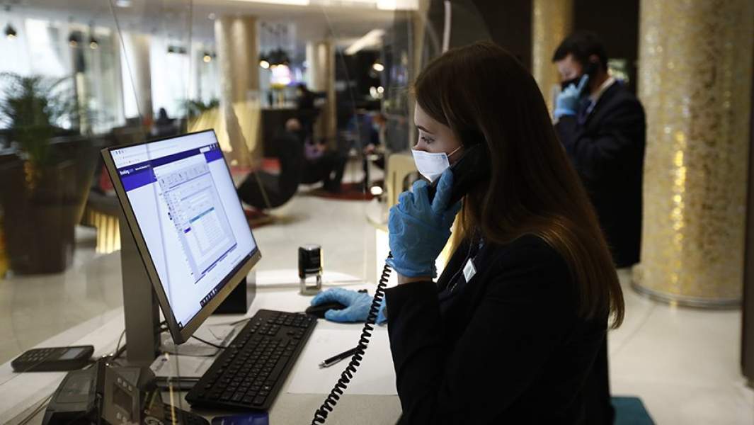 Сотрудники гостиницы на ресепшн