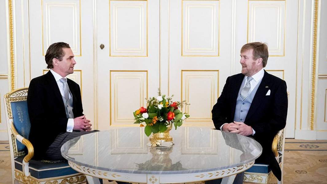 Бас ван 'т Воут (слева) разговаривает с королем Нидерландов Виллемом-Александром