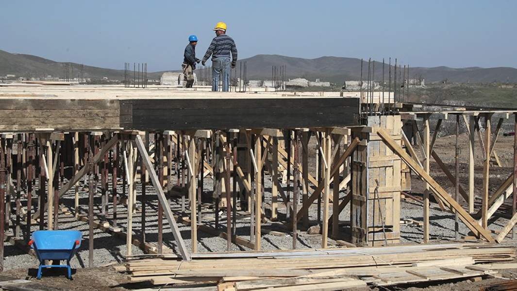 Рабочие на строительной площадке новой электростанции в Физули