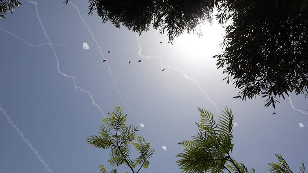 Перехват ракет со стороны сектора Газа израильской системо ПВО "Железный купол" в небе над Ашкелоном