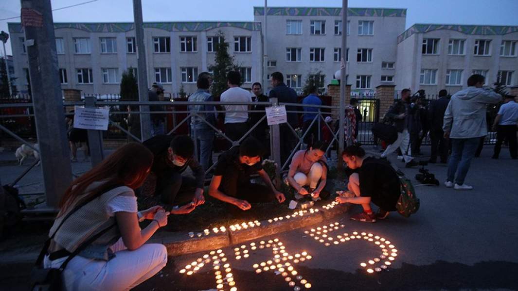 Число 175, выложенное из свечей, у школы № 175