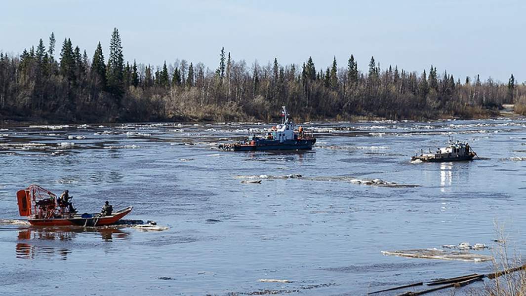 Ликвидация разлива нефтесодержащей жидкости, которая попала в реку Колву, в Усинске