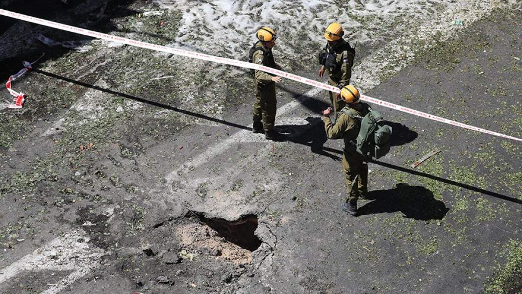 Последствия ракетного обстрела из сектора Газа