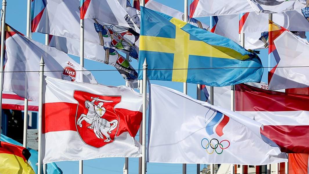 Бело-красно-белый флаг (слева), которым был заменен флаг Белоруссии