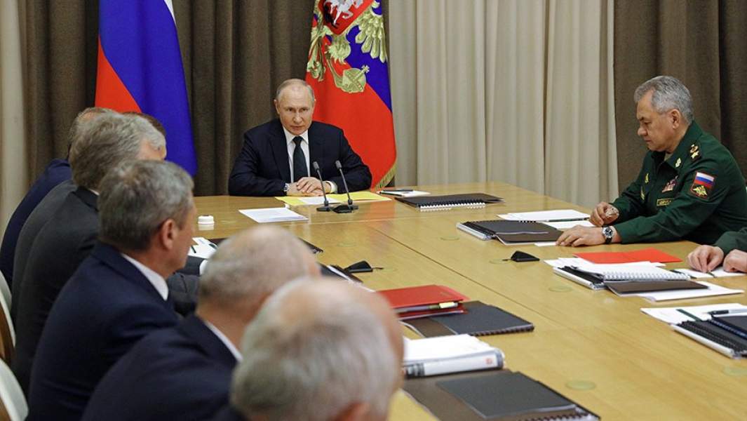  Президент России Владимир Путин (в центре) во время совещания с руководством Минобороны и представителями ОПК по оборонным вопросам. Справа - министр обороны РФ Сергей Шойгу
