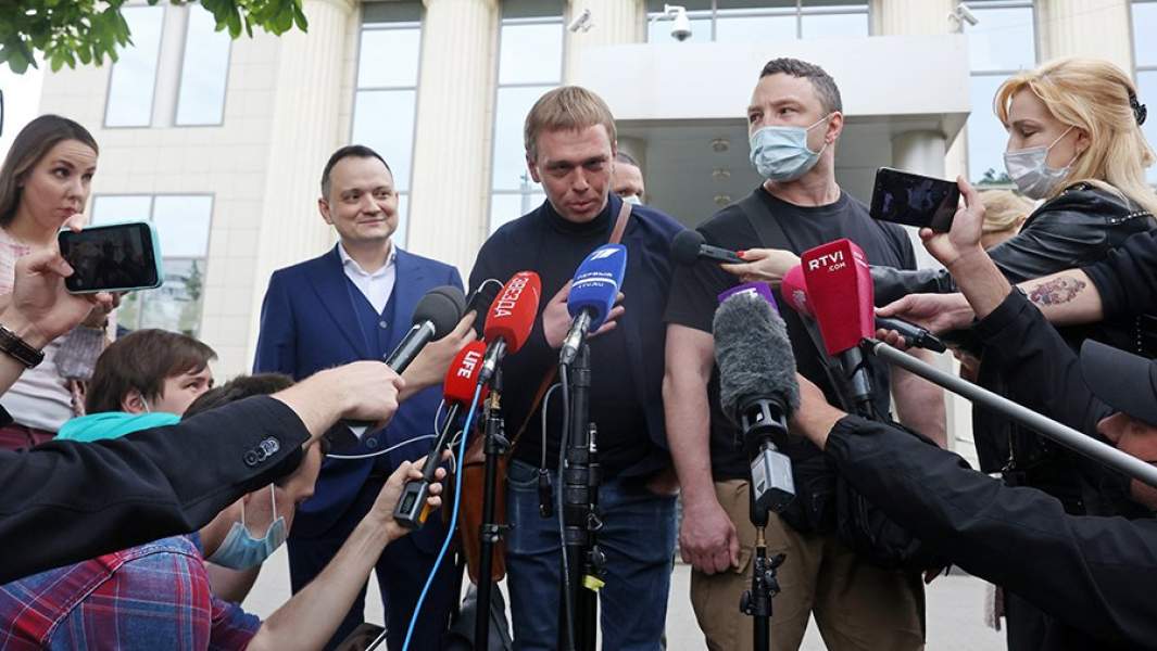 Иван Голунов у Мосгорсуда после оглашения приговора