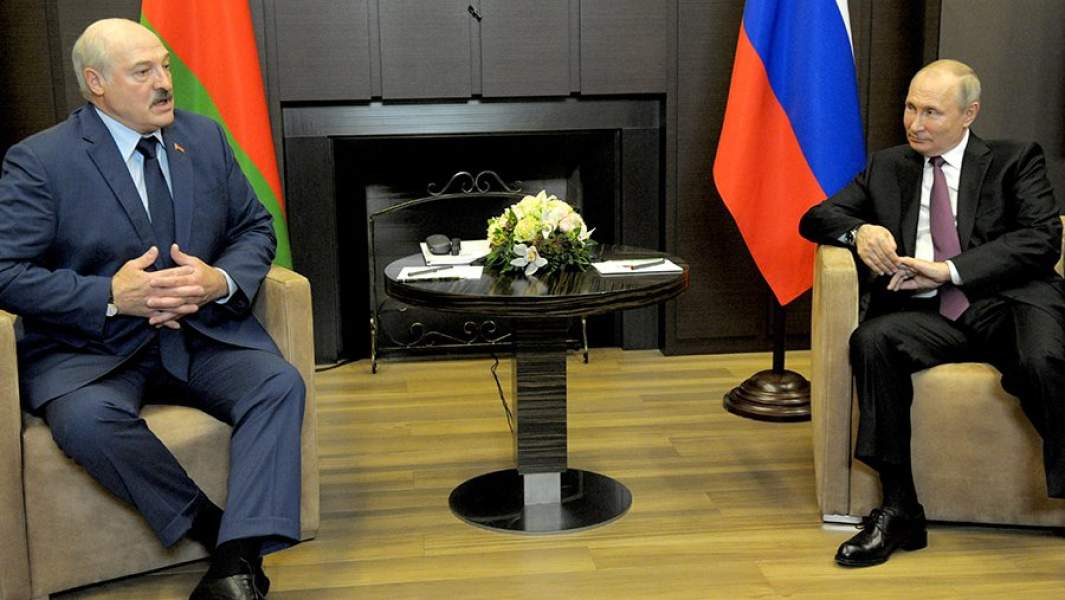 . Президент России Владимир Путин и президент Белоруссии Александр Лукашенко (справа налево) во время встречи