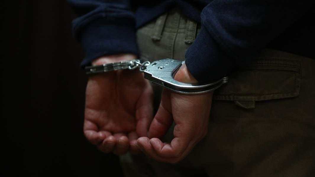 задержанный в наручниках