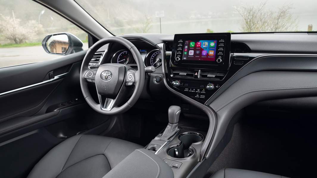 У начальных версий экран мультимедийной системы 7-дюймовый, а интерьер украшают вставки «Платина»