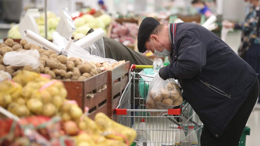 мужчина в продуктовом магазине