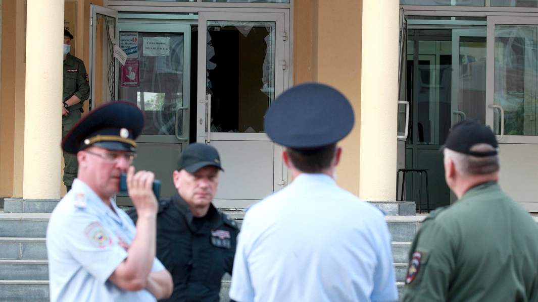 Сотрудники правоохранительных органов у школы в Казани, в которой неизвестные открыли огонь