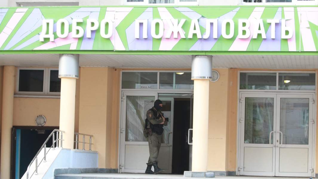 Сотрудник правоохранительных органов у школы в Казани