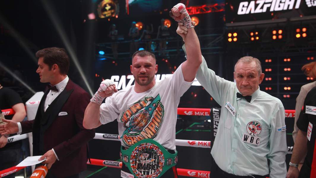 Евгений Романов после победы над Дмитрием Кудряшовым в отборочном поединке на титул чемпиона мира WBC в новой весовой категории Bridgerweight на вечере бокса Gazfight в Баскетбольном центре «Химки»