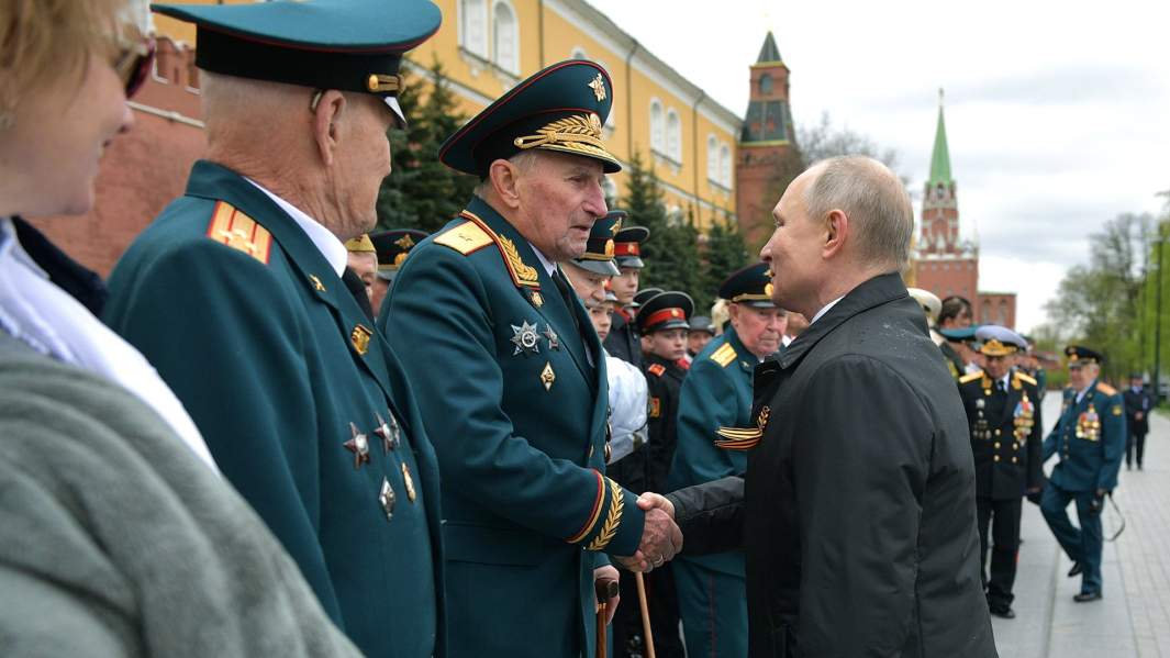 Владимир Путин общается с ветеранам войны после церемонии возложения цветов к Вечному огню у Могилы Неизвестного Солдата в Александровском саду