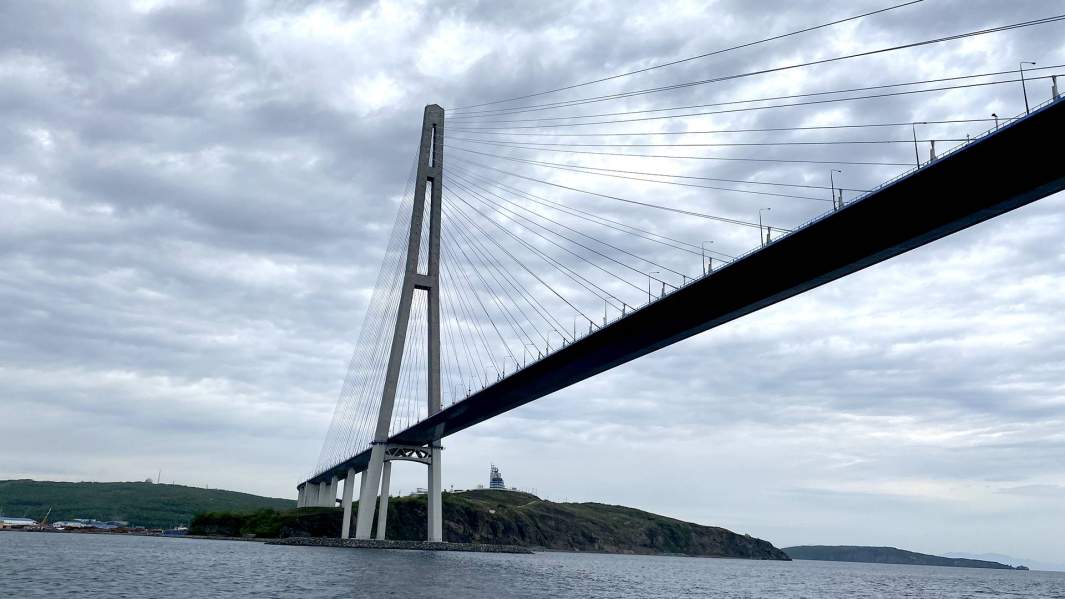 Золотой мост через бухту Золотой Рог во Владивостоке