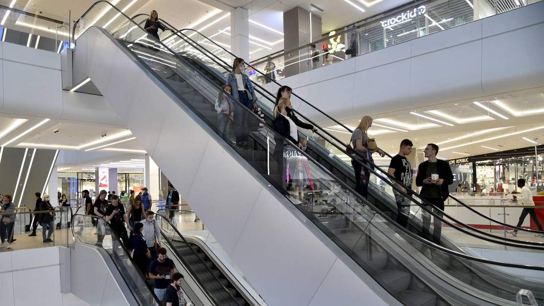 покупатели в торговом центре