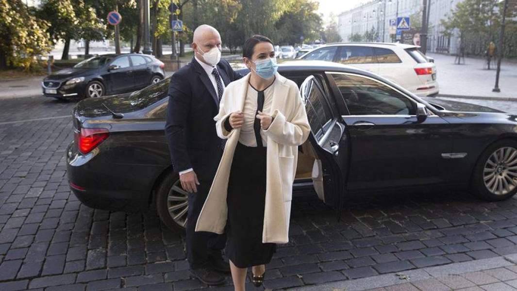 Светлана Тихановская выходит из своей машины в сопровождении охраны